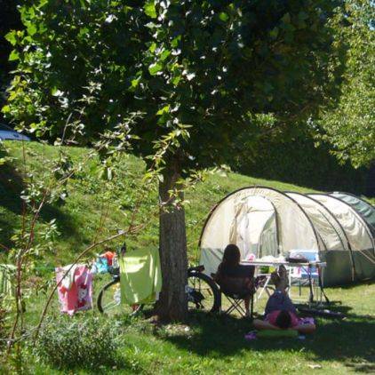 De grands emplacements pour le camping en Auvergne