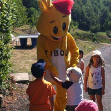 La mascotte accueil les enfants au Puy de Dôme